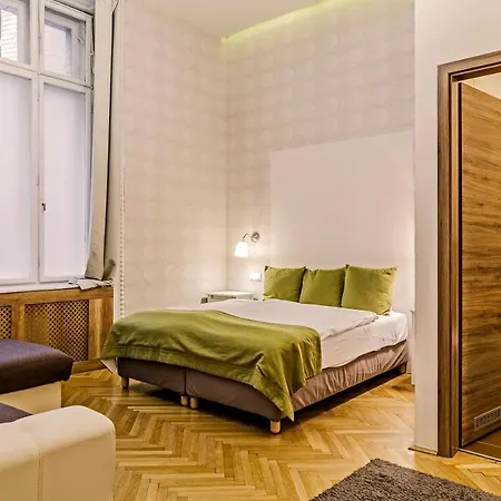 לינה וארוחת בוקר The Cream 2*